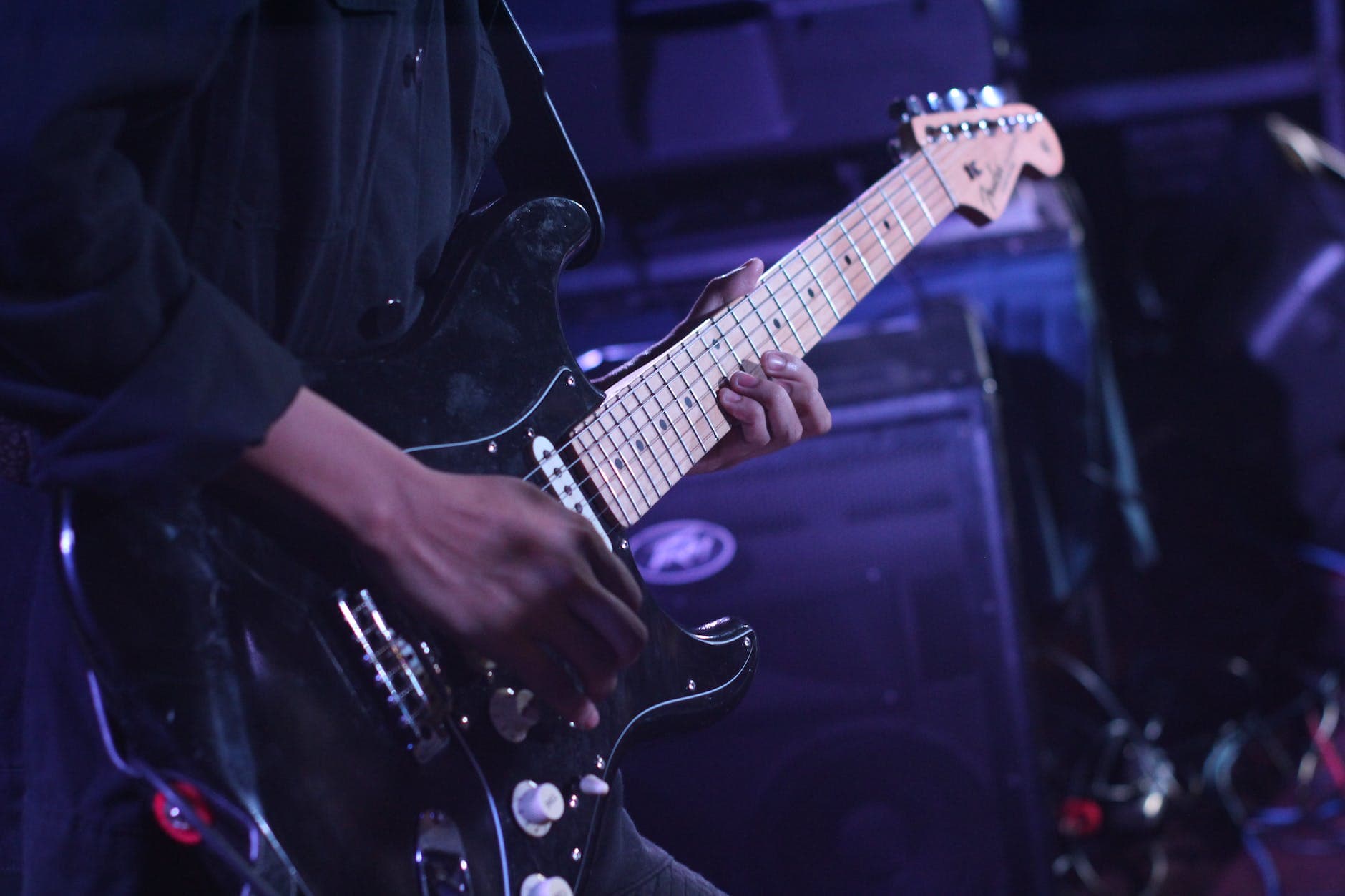 Why Guitar Players Wear Wristbands Benefits for Grip, Comfort, and Style