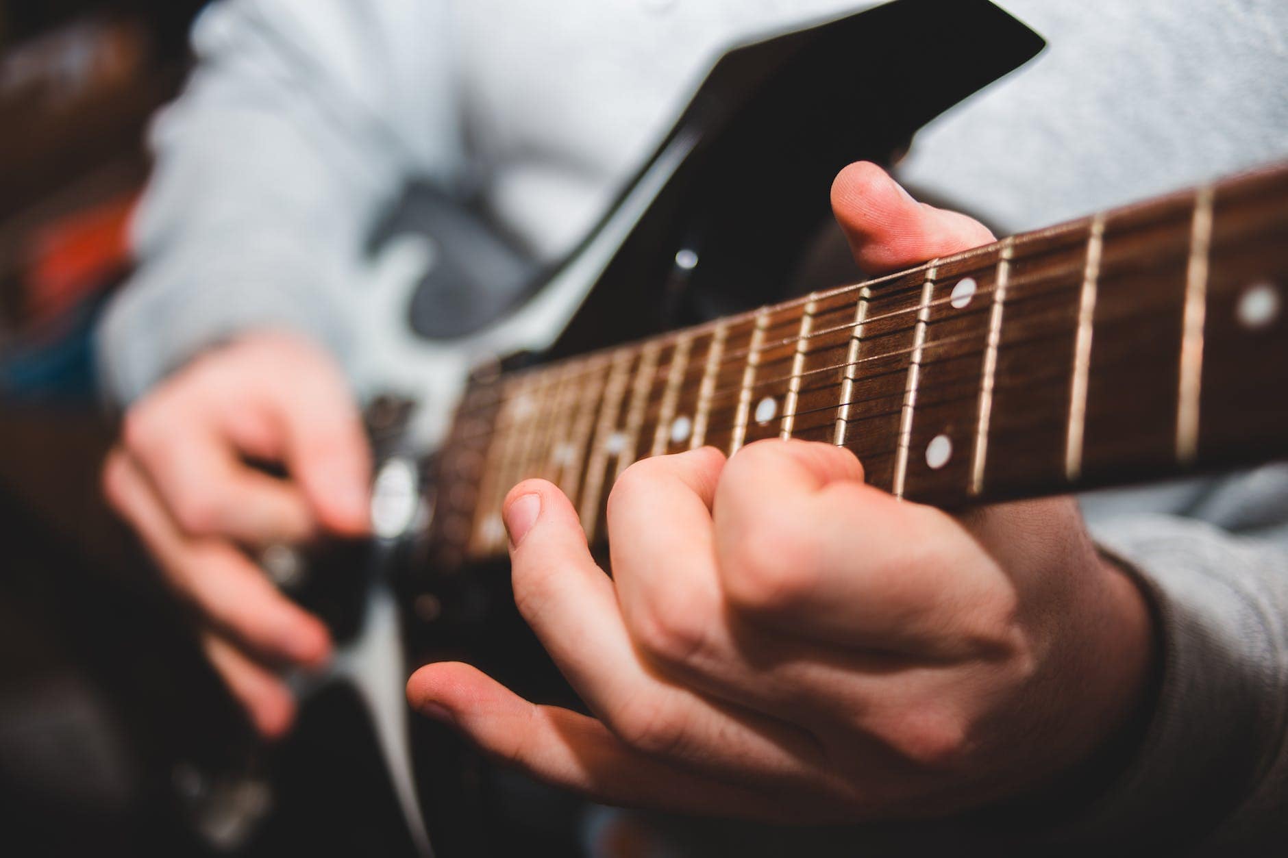 Why Electric Guitars Are Easier than Acoustic Guitars for Beginners
